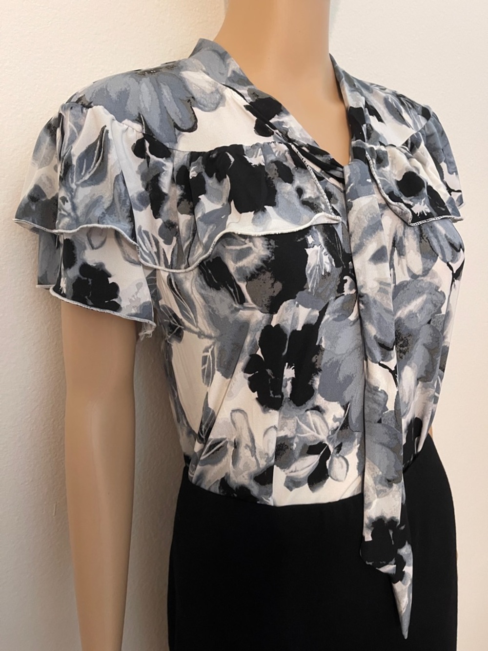 NWT Adrienne Vittadini Blue/White/Black Floral Tie-Neck Ruffle Blouse